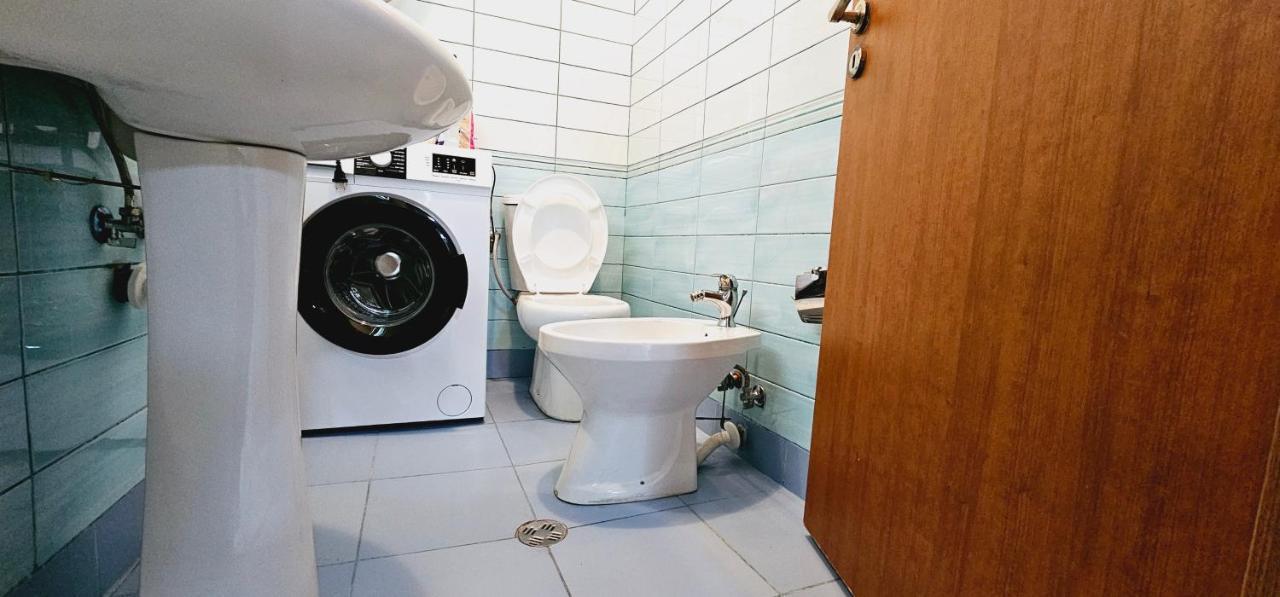 New Bazaar Side Bliss 2 Bed Room Apt With Free Garage Tirana Kültér fotó